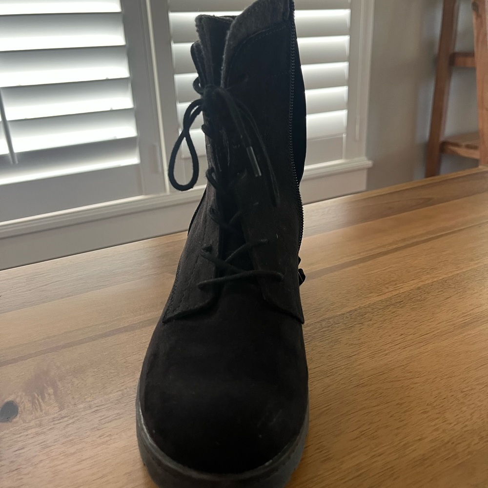 Women’s black boot